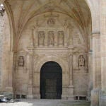 Pórtico renacentista de la iglesia de Bisjueces en Las Merindades burgalesas