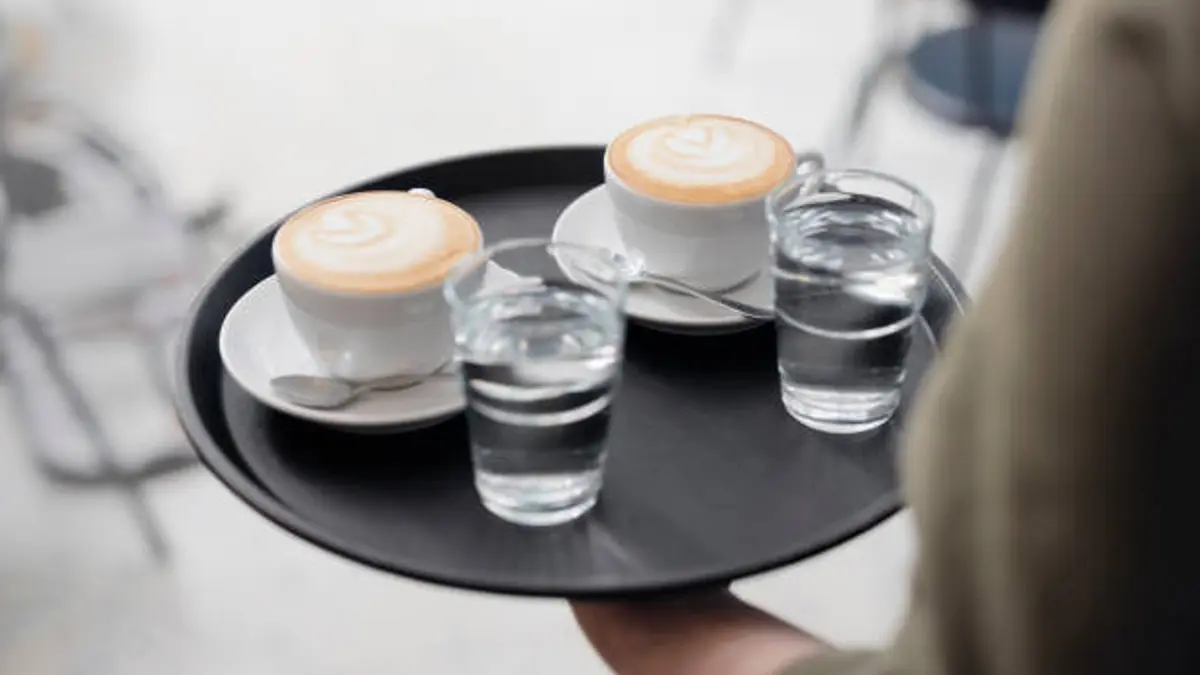 ¿Por qué los italianos toman un vaso de agua antes de beberse el café?