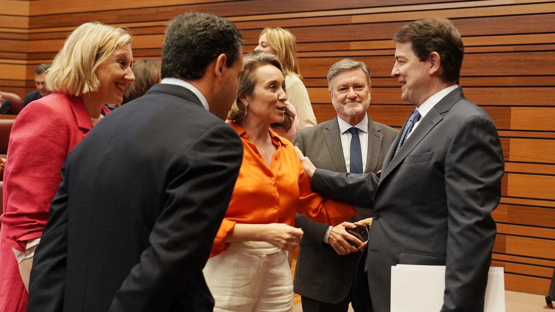 Mañueco junto a Cuca Gamarra, Isabel Blanco, Francisco Vázquez y Raúl de la Hoz en el Parlamento regional