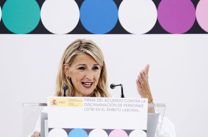 Yolanda Díaz firma el acuerdo contra la discriminación de las personas LGTBI en el ámbito laboral
