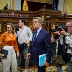  el líder del PP, Alberto Nuñez Feijoó, y Cuca Gamarra, durante la sesión de control al Gobierno en el Congreso de los Diputados. 