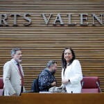 La presidenta de Les Corts, Llanos Masó y el vicepresidente, Alfredo Castelló, en un momento del pleno