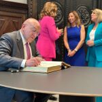 El alcalde de Valladolid, Jesús Julio Carnero, firma en el Libro de Honor del Ayuntamiento de Valencia