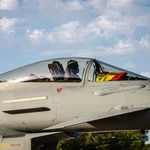 Un piloto del Ejército del Aire saluda desde uno de los Eurofighter que dará la vuelta al mundo