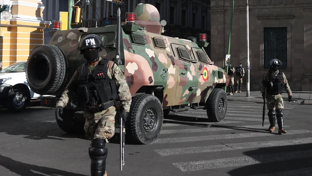 Fotografía de un tanque militar frente a la sede del Gobierno de Bolivia, este miércoles en La Paz (Bolivia)