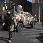 Fotografía de un tanque militar frente a la sede del Gobierno de Bolivia, este miércoles en La Paz (Bolivia)
