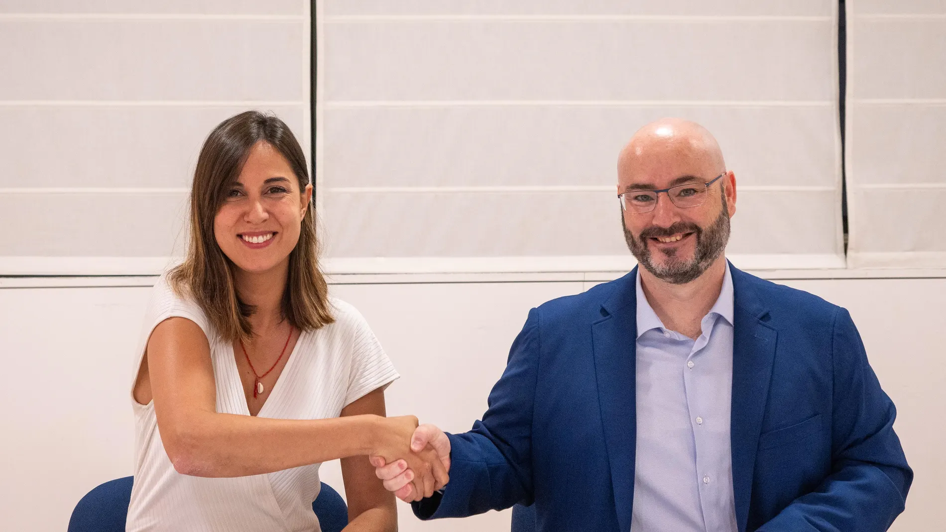 La concejala de Turismo, Eventos y Marca Ciudad, Blanca Jiménez, y el presidente de la Asociación Vallisoletana de Agencias de Viajes, Miguel Incera, suscriben el acuerdo