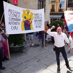 Manifestantes a las puertas de la Diputación de León