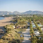 El mejor camping de España está en Cataluña (y a pie de playa): entre 25 y 130 euros por noche