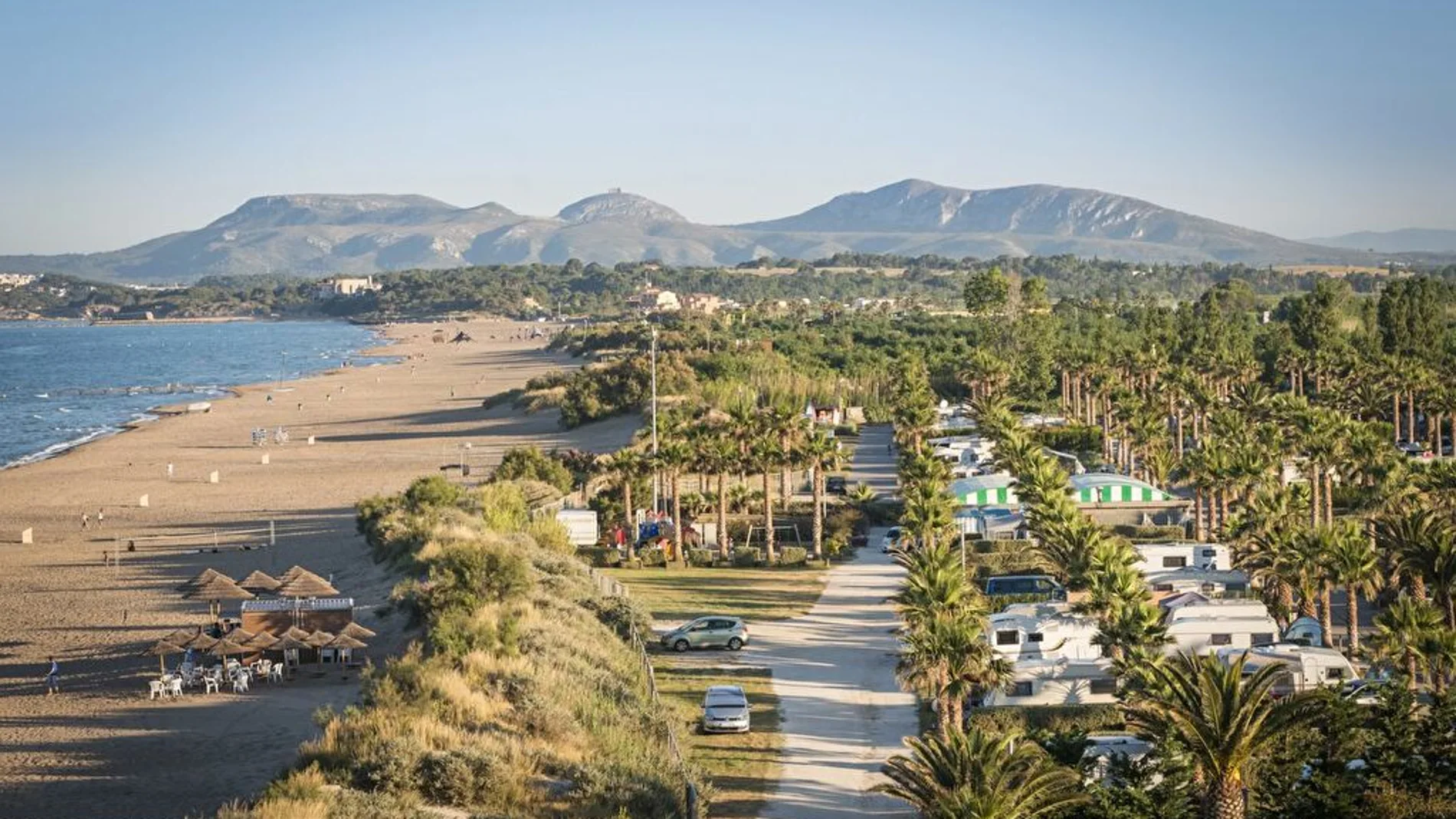 El mejor camping de España está en Cataluña (y a pie de playa): entre 25 y 130 euros por noche