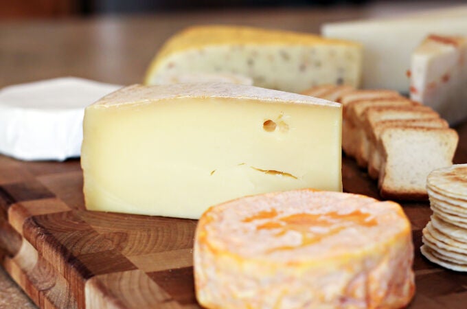 El queso es uno de los productos más consumidos en España y todo el mundo y su corteza genera debate en la sociedad acerca de si su consumición es aconsejable
