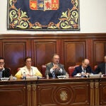La presidenta de la Diputación de Palencia, Ángeles Armisén, junto al presidente de la Fundación Santa María la Real, Ignacio Fernández Sobrino(C), en la reunión del patronato
