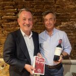 el consejero delegado y director de Bodegas y Viñedos Valtravieso Pablo González Beteré, Daniel Bilbao, durante la presentación del libro