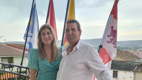 La delegada territorial de la Junta, Raquel Alonso, junto al alcalde Tomás Andrés, antes de realizar el pregón