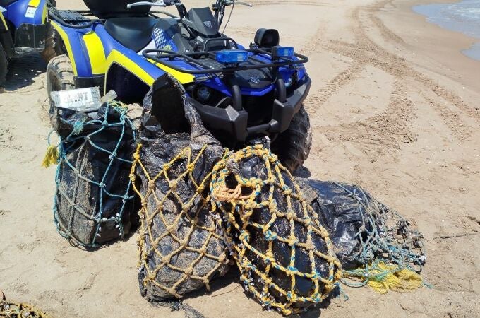 Un vecino encuentra 120 kilos de cocaína en plena playa de El Saler