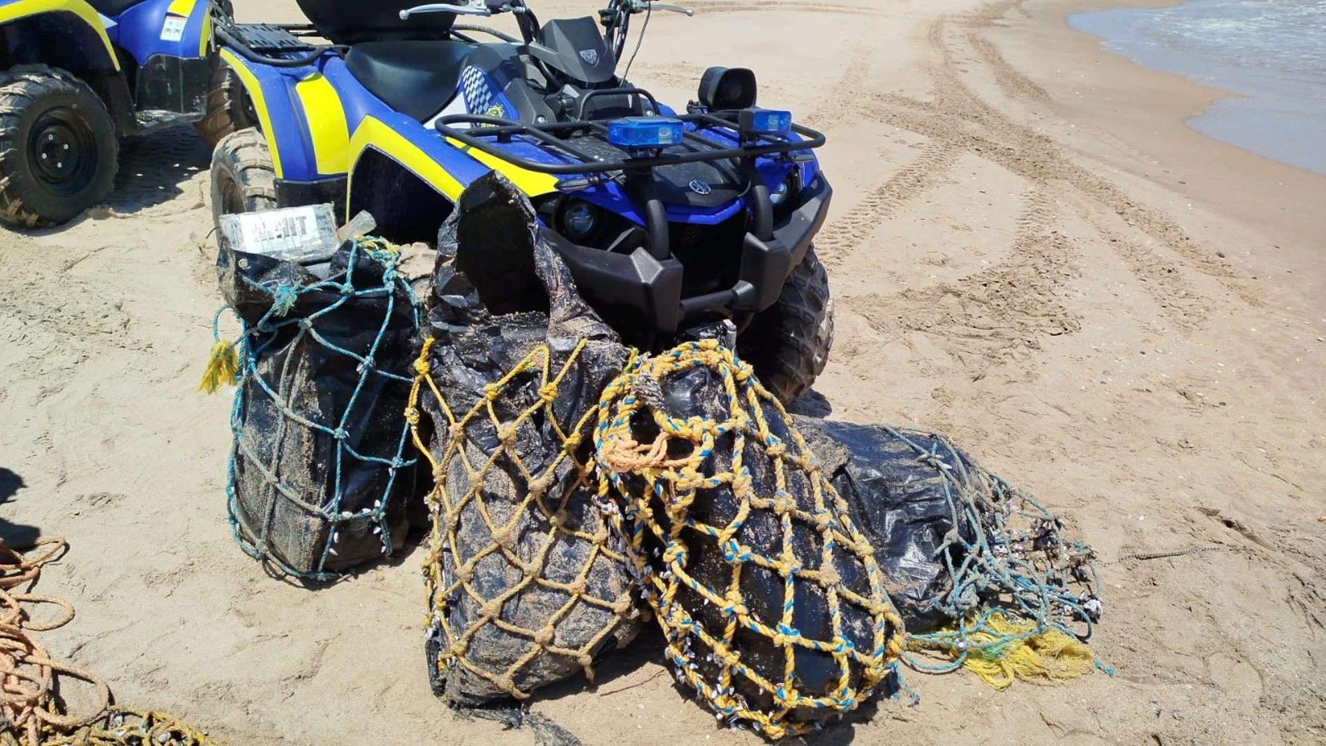 Un vecino encuentra 120 kilos de cocaína en plena playa de El Saler