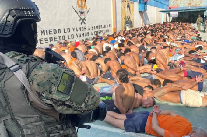 Presos reunidos en un patio durante una intervención en la cárcel del Litoral en Guayaquil