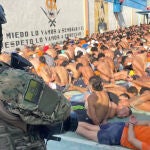 Presos reunidos en un patio durante una intervención en la cárcel del Litoral en Guayaquil