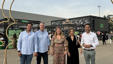 Carolina del Bosque, concejala delegada especial de Juventud del Ayuntamiento de Valladolid; Raquel Alonso, delegada territorial de la Junta de Castilla y León en Valladolid, Moisés Santana, presidente del Patronato de Turismo de la Diputación Provincial de Valladolid y Alberto Alonso inauguran el festival