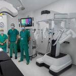 Equipo multidisciplinar posa con el nuevo robot