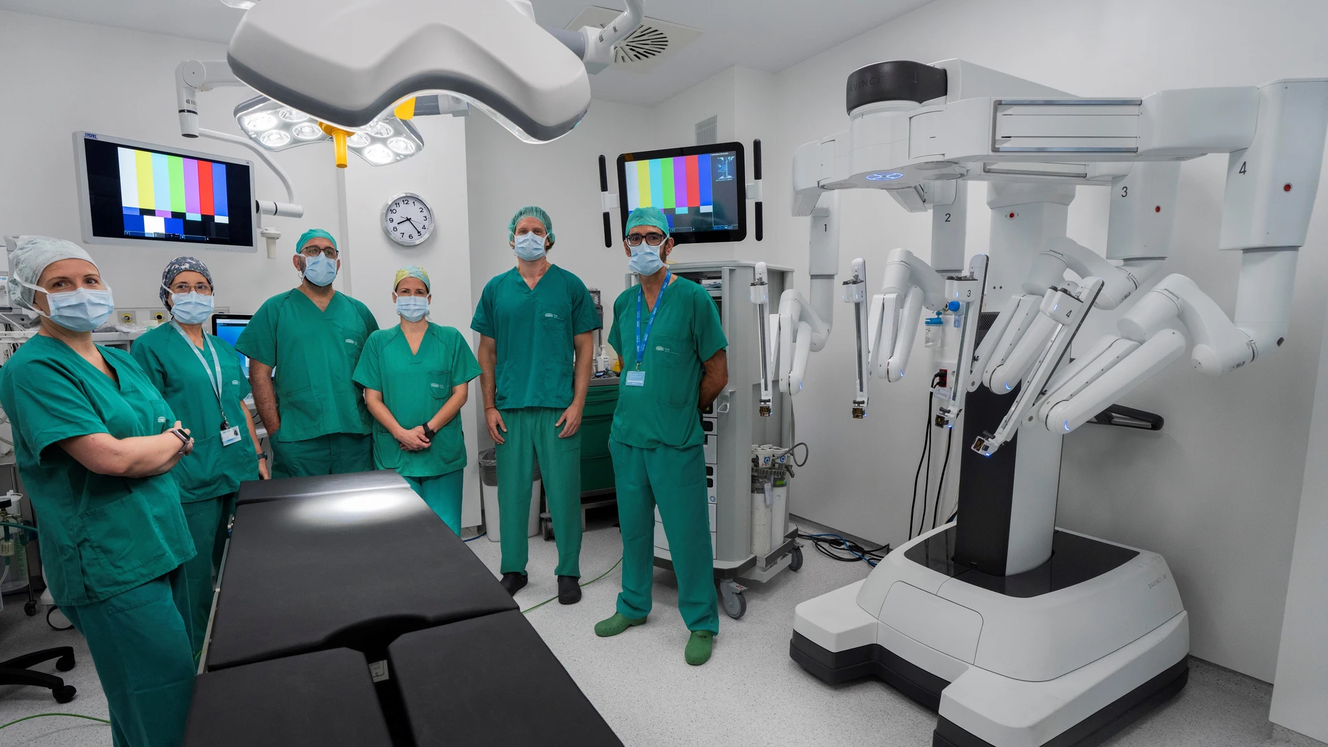 Equipo multidisciplinar posa con el nuevo robot
