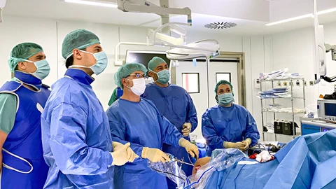 El equipo de Vithas/Invictum en quirófano