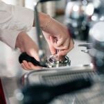 Dueño de una cafetería criticado por propuesta laboral indigna