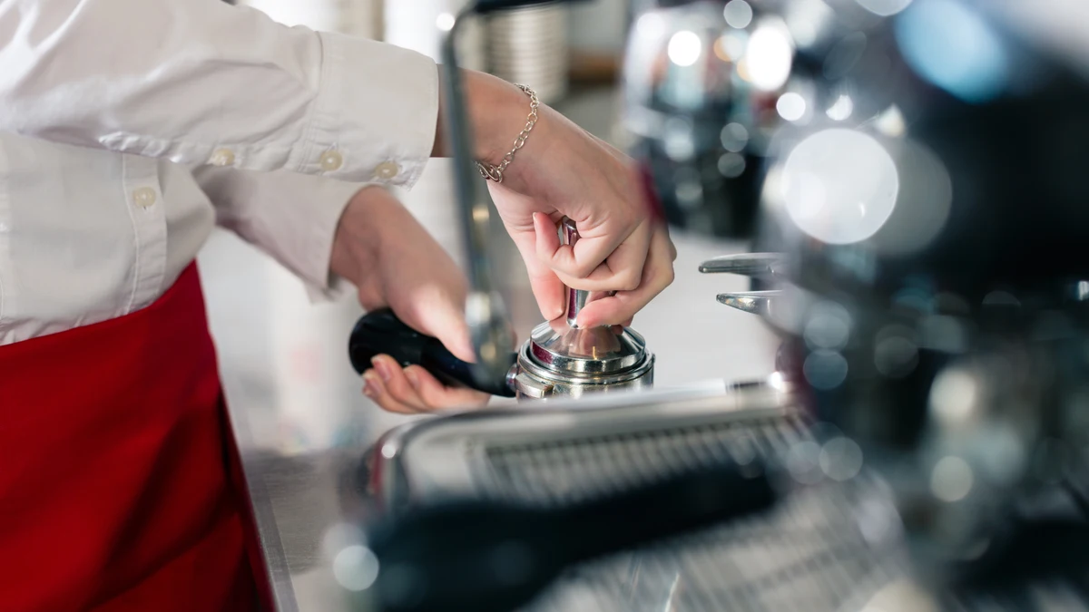 Dueño de una cafetería criticado por propuesta laboral indigna: “Me parece una falta de respeto que pagues eso”