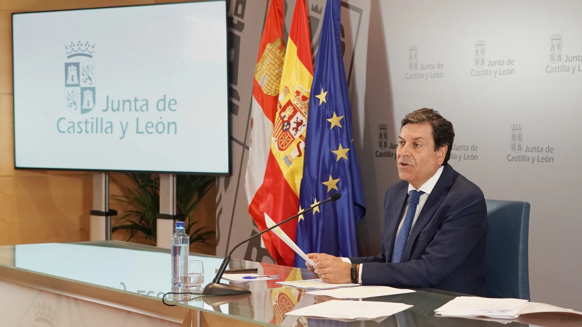 El portavoz, Carlos Fernández Carriedo, explica los acuerdos del Consejo de Gobierno