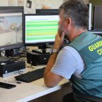 Agente de la Guardia Civil rastrea las redes