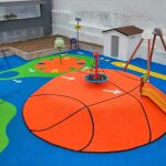 Parque infantil con pavimento elaborado con caucho reciclado