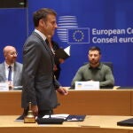 Emmanuel Macron pasa junto a Volodimir Zelenski en la pasada Cumbre de Bruselas de la UE