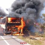 Montblanc (Tarragona) activa su plan de emergencias a raíz del incendio iniciado en un autobús