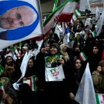Seguidores del candidato conservador Mohammad Baqer Qalibaf en un mitin electoral en Teherán