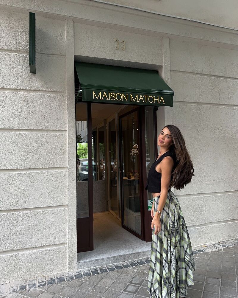 Violeta Mangriñán con la falda de rebajas de Zara.