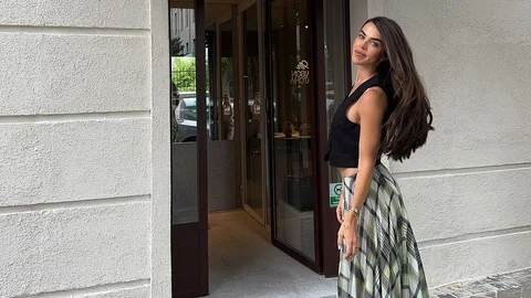 Violeta Mangriñán con la falda de rebajas de Zara.