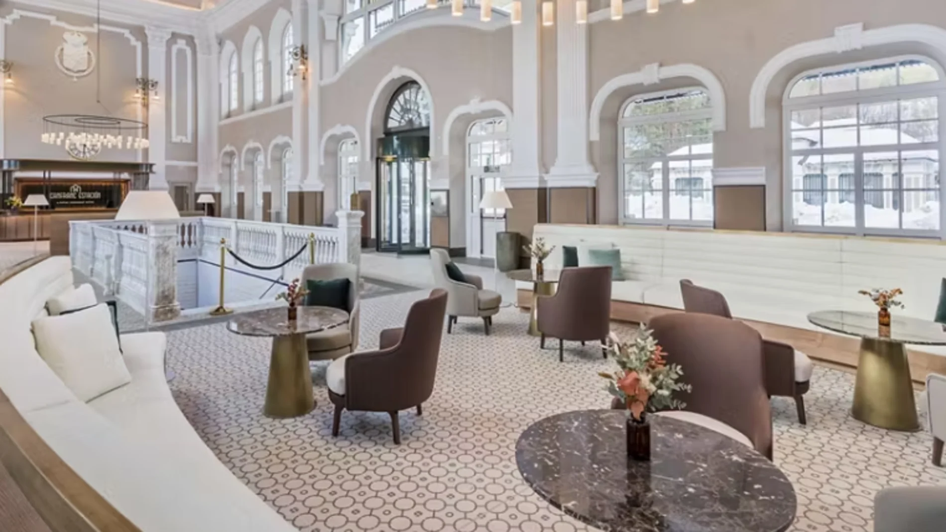 Imagen de la recepción del Canfranc Estación, a Royal Hideaway Hotel