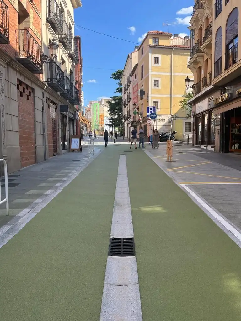 Pavimentos urbano a base granulado de caucho reciclado mezclado con áridos y resinas.