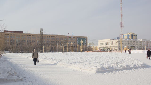 Yakutsk es una ciudad que se encuentra en el noroeste de Rusia, concretamente en la región de Siberia, y es considerada la ciudad más fría del mundo, con temperaturas extremas que llegan a los cincuenta grados bajo cero
