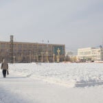Yakutsk es una ciudad que se encuentra en el noroeste de Rusia, concretamente en la región de Siberia, y es considerada la ciudad más fría del mundo, con temperaturas extremas que llegan a los cincuenta grados bajo cero