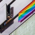 El PSOE despliega bandera LGTBi en la sede del Parlamento