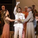 Ángeles Blancas y Noah Stewart protagonizan «Medea / Médée» (ambos con las manos unidas en la foto), un espectacular montaje dirigido por Paco Azorín en el Festival de Teatro de Mérida