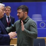 Volodimir Zelenski saluda al primer ministro húngaro, Viktor Orban, en Bruselas