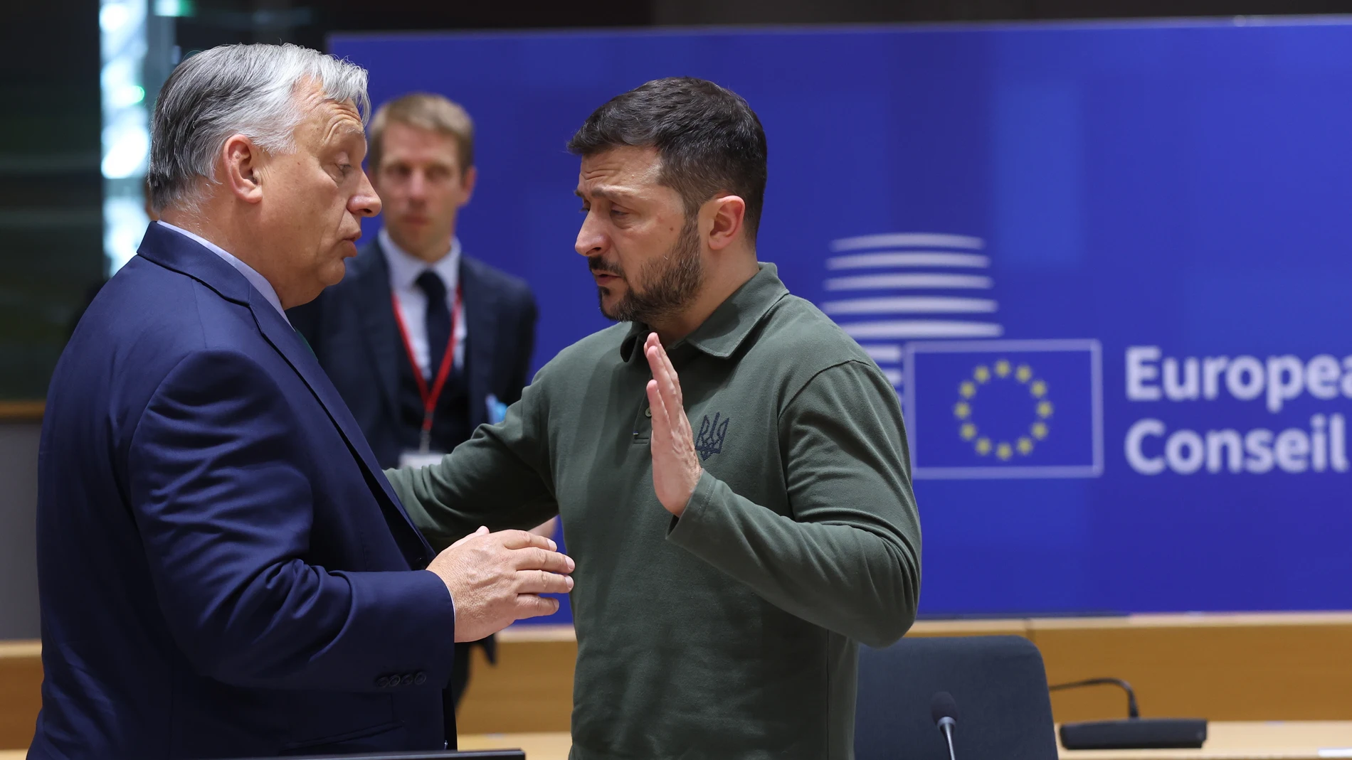 Brussels (Belgium), 27/06/2024.- Hungarian Prime Minister Viktor Orban (L) and Ukraine's President Volodymyr Zelensky (R), take part at signature ceremony of security agreement with the EU, during European Council in Brussels, Belgium, 27 June 2024. EU leaders are gathering in Brussels for a two-day summit to discuss the Strategic Agenda 2024-2029, the next institutional cycle, Ukraine, the Middle East, competitiveness, security and defense, among other topics. (Zelenski, Bélgica, Ucrania, Br...