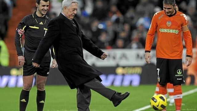 Futbolero como el que más, Vargas Llosa protagonizó un extraño encuentro en 1982