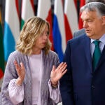 Giorgia Meloni conversa con el primer ministro húngaro, Viktor Orban, en el Consejo Europeo en Bruselas