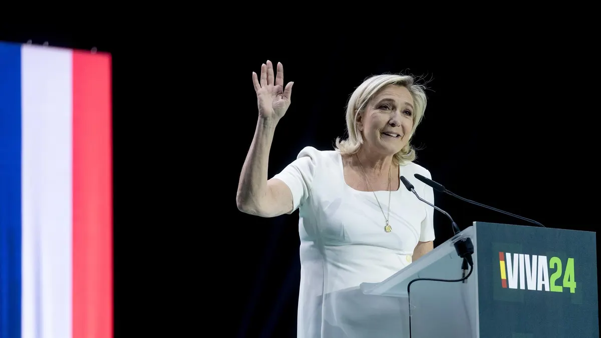 Le Pen acusa a Macron de preparar 