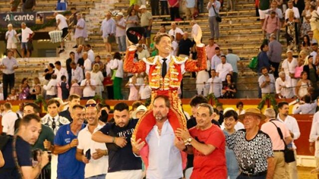 Manuel Escribano acapara premios en Alicante