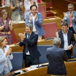 Diputados del PP aplauden la aprobación de la ley de Libertad Educativa mientras el presidente Mazón felicita al conseller de Educación, José Antonio Rovira