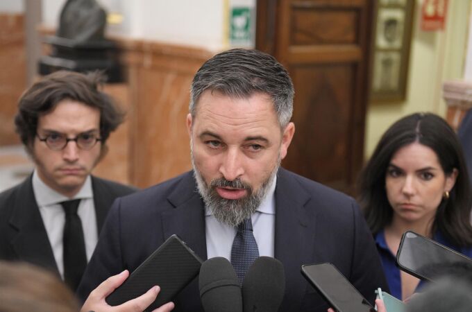 Abascal arremete contra Sánchez y Feijóo por "defender el régimen narcocomunista" en Bolivia, tras la intentona golpista